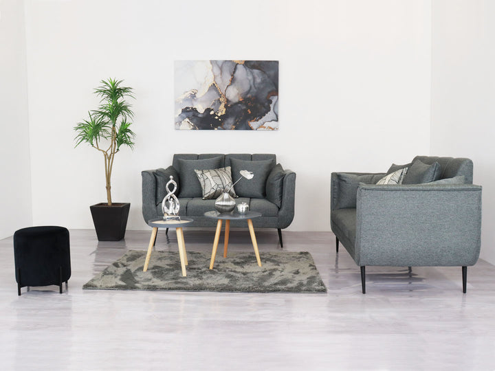 Conjunto de sala modelo Nepal Florela en color gris con cojines decorativos y patas negras.