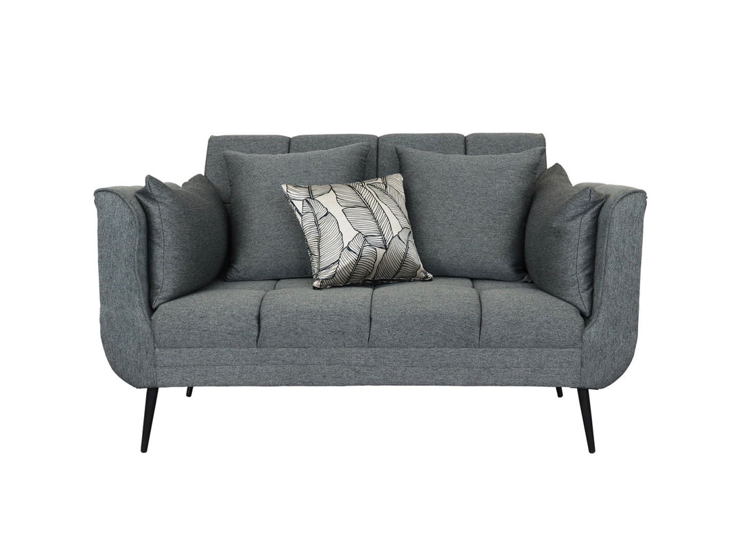 Conjunto de sala modelo Nepal Florela en color gris con cojines decorativos y patas negras.