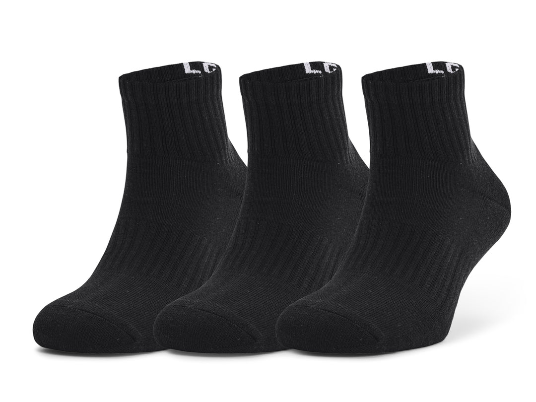 Paquete de tres calcetines deportivos Under Armour de color negro, corte medio.