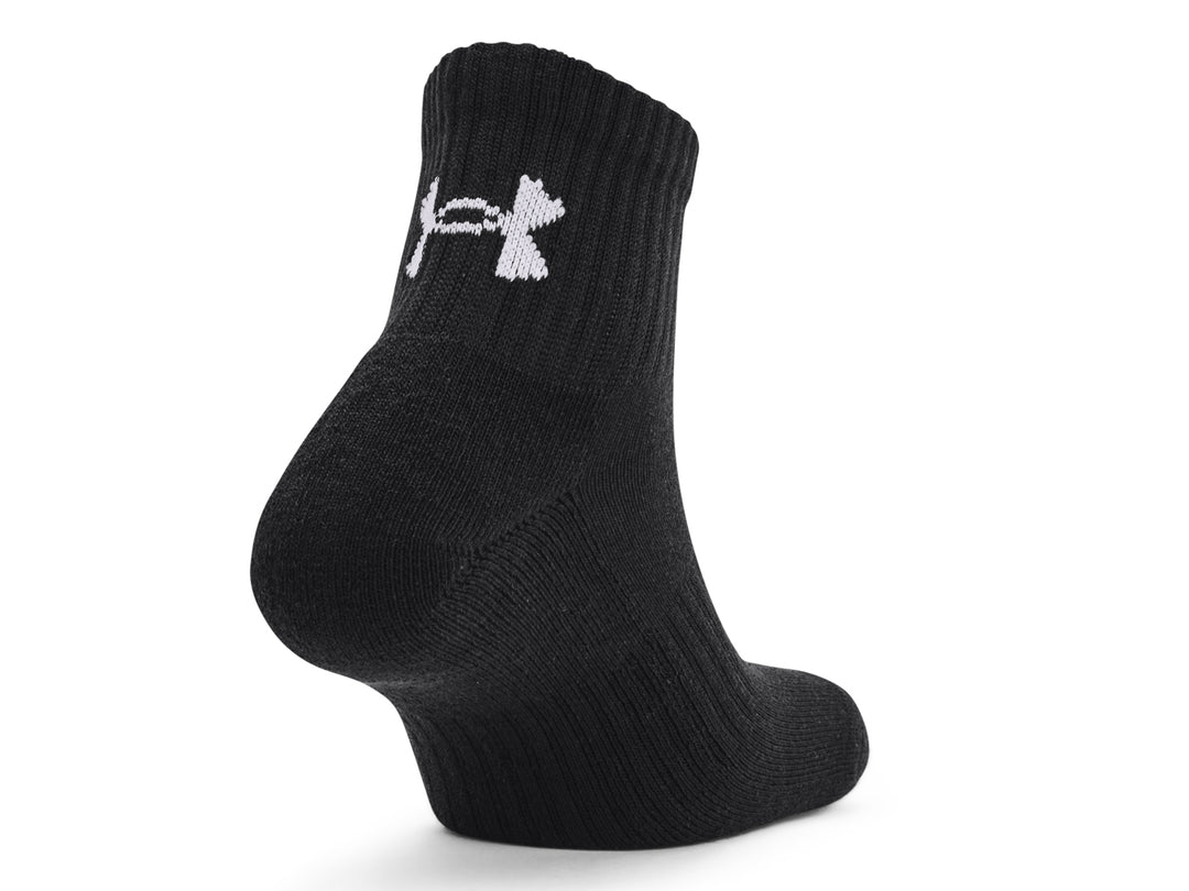Paquete de tres calcetines deportivos Under Armour de color negro, corte medio.