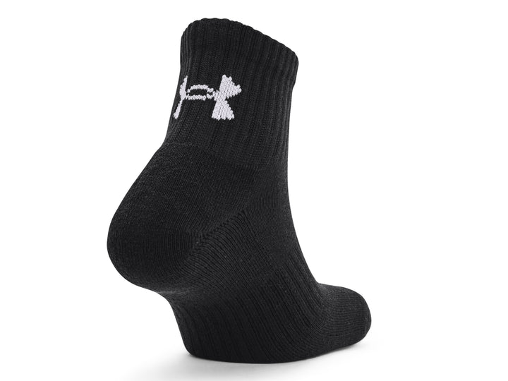 Paquete de tres calcetines deportivos Under Armour de color negro, corte medio.