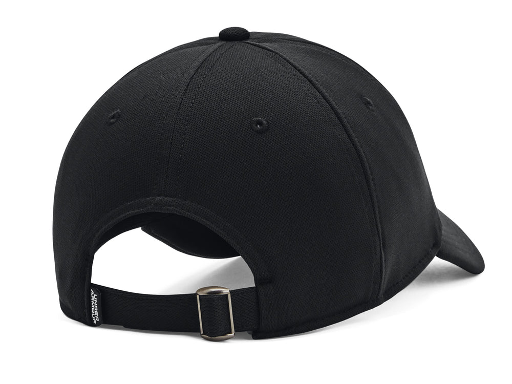 Gorra deportiva Under Armour de color negro con logotipo frontal bordado en color blanco y visera curva.