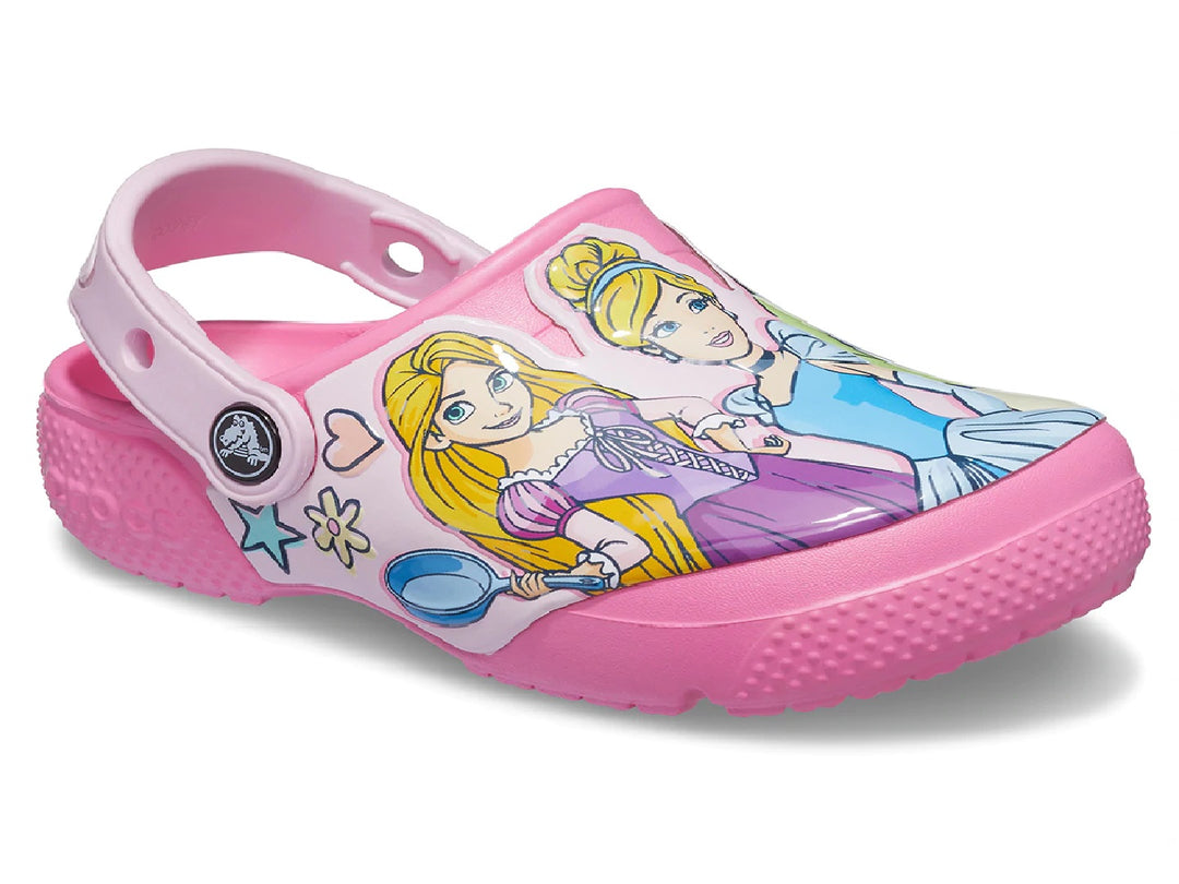 Zuecos Crocs color rosa con estampado de princesas Disney para niña.