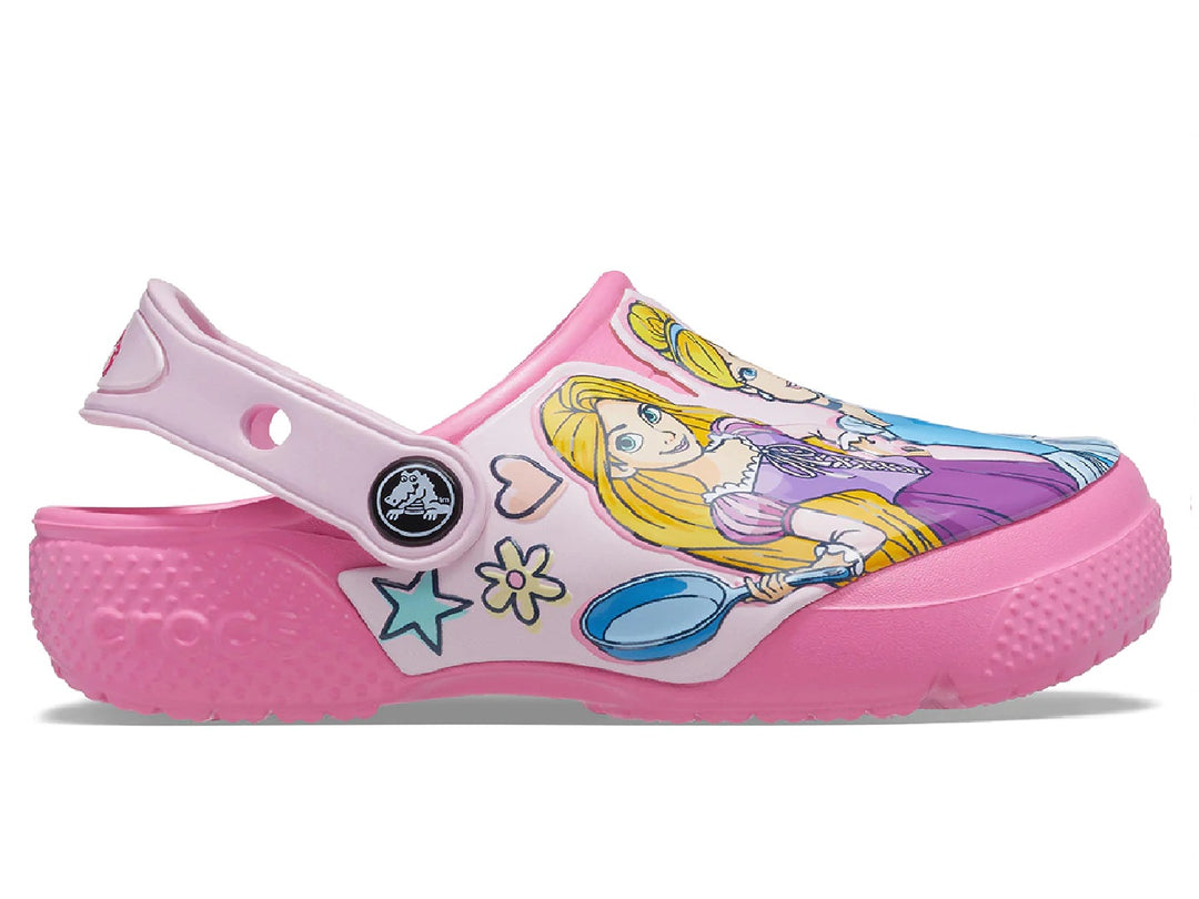 Zuecos Crocs color rosa con estampado de princesas Disney para niña.
