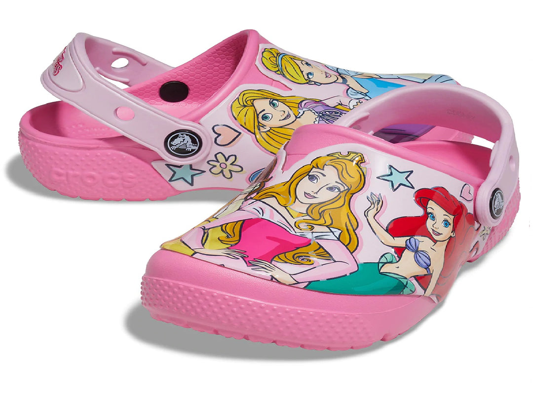 Zuecos Crocs color rosa con estampado de princesas Disney para niña.