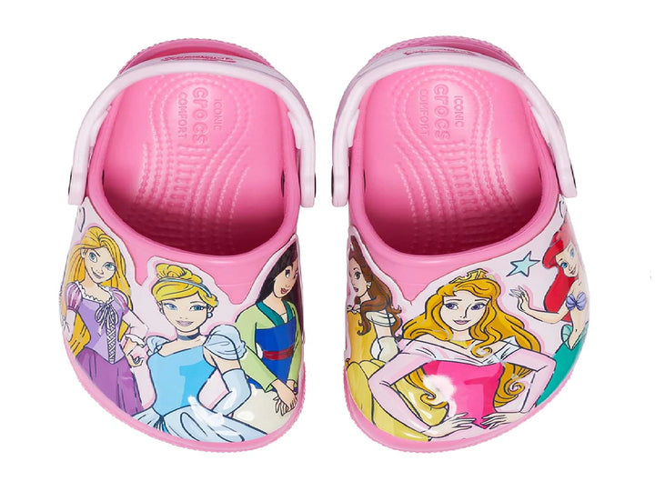 Zuecos Crocs color rosa con estampado de princesas Disney para niña.