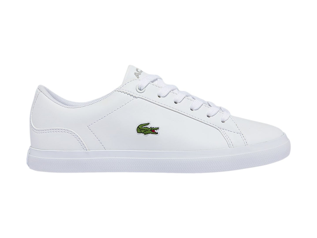Tenis Lacoste blancos de cuero para niño con suela blanca y logotipo del cocodrilo en el lateral.