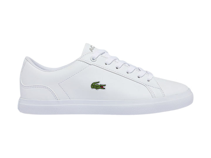 Tenis Lacoste blancos de cuero para niño con suela blanca y logotipo del cocodrilo en el lateral.