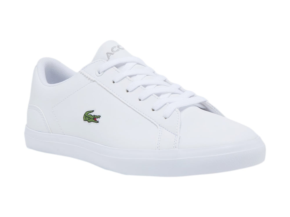 Tenis Lacoste blancos de cuero para niño con suela blanca y logotipo del cocodrilo en el lateral.