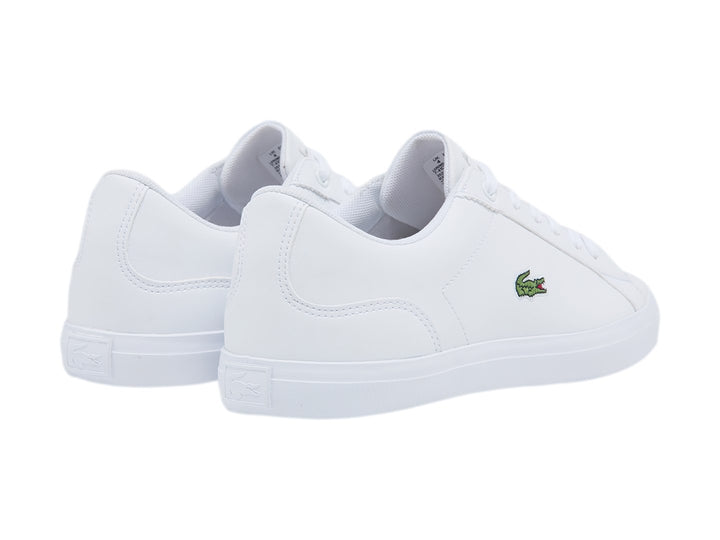 Tenis Lacoste blancos de cuero para niño con suela blanca y logotipo del cocodrilo en el lateral.