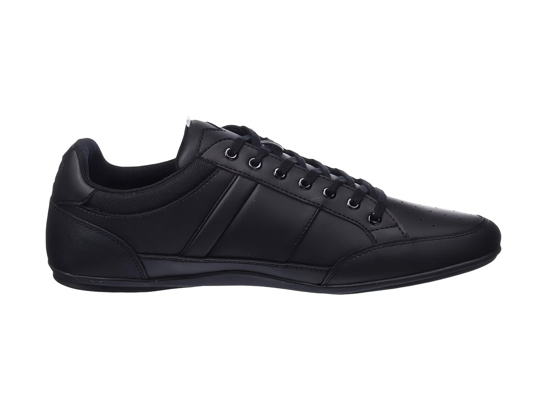 Tenis deportivos Lacoste color negro con cordones, vista lateral sobre fondo blanco.