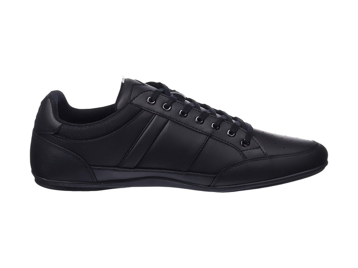 Tenis deportivos Lacoste color negro con cordones, vista lateral sobre fondo blanco.
