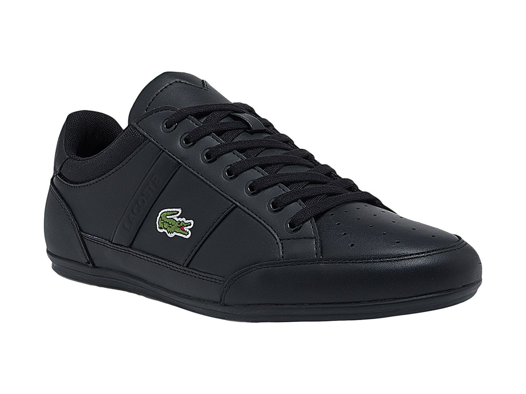 Tenis deportivos Lacoste color negro con cordones, vista lateral sobre fondo blanco.