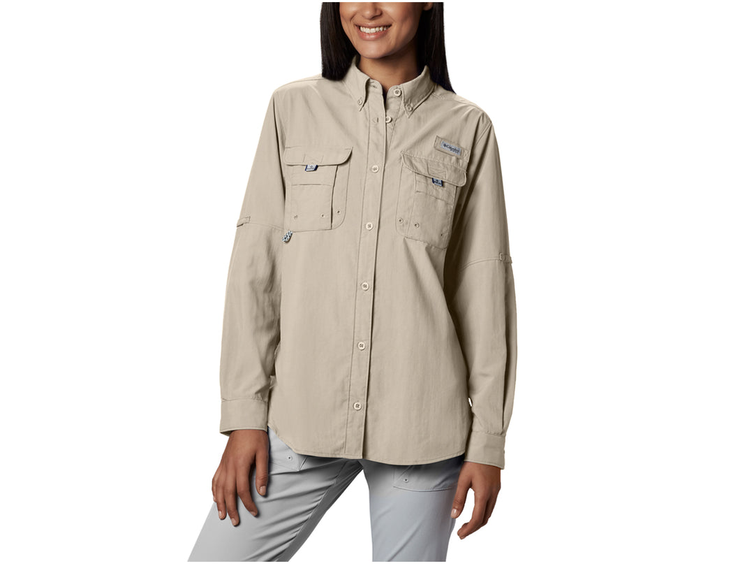 Camisa Columbia Bahama LS para mujer en color beige con mangas largas y bolsillos frontales.