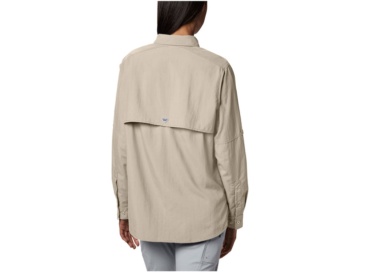 Camisa Columbia Bahama LS para mujer en color beige con mangas largas y bolsillos frontales.