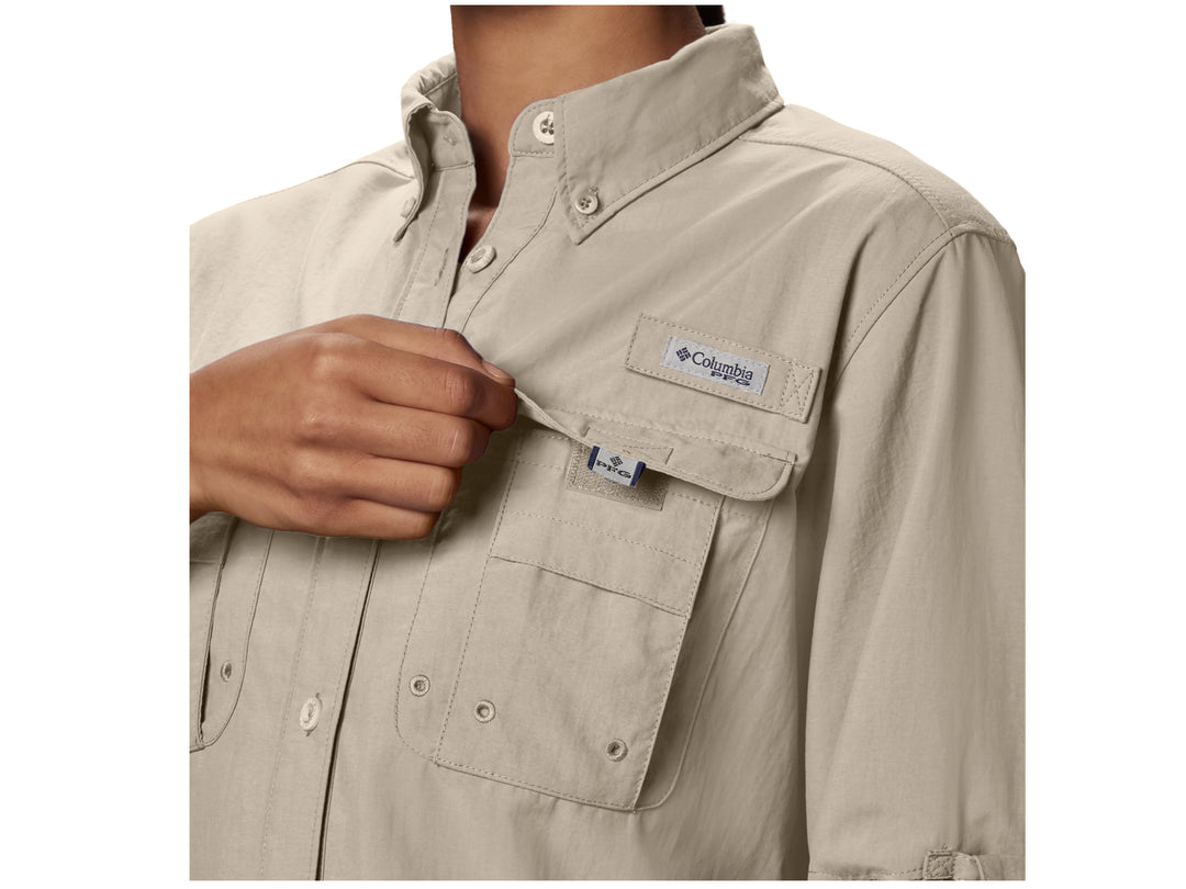 Camisa Columbia Bahama LS para mujer en color beige con mangas largas y bolsillos frontales.