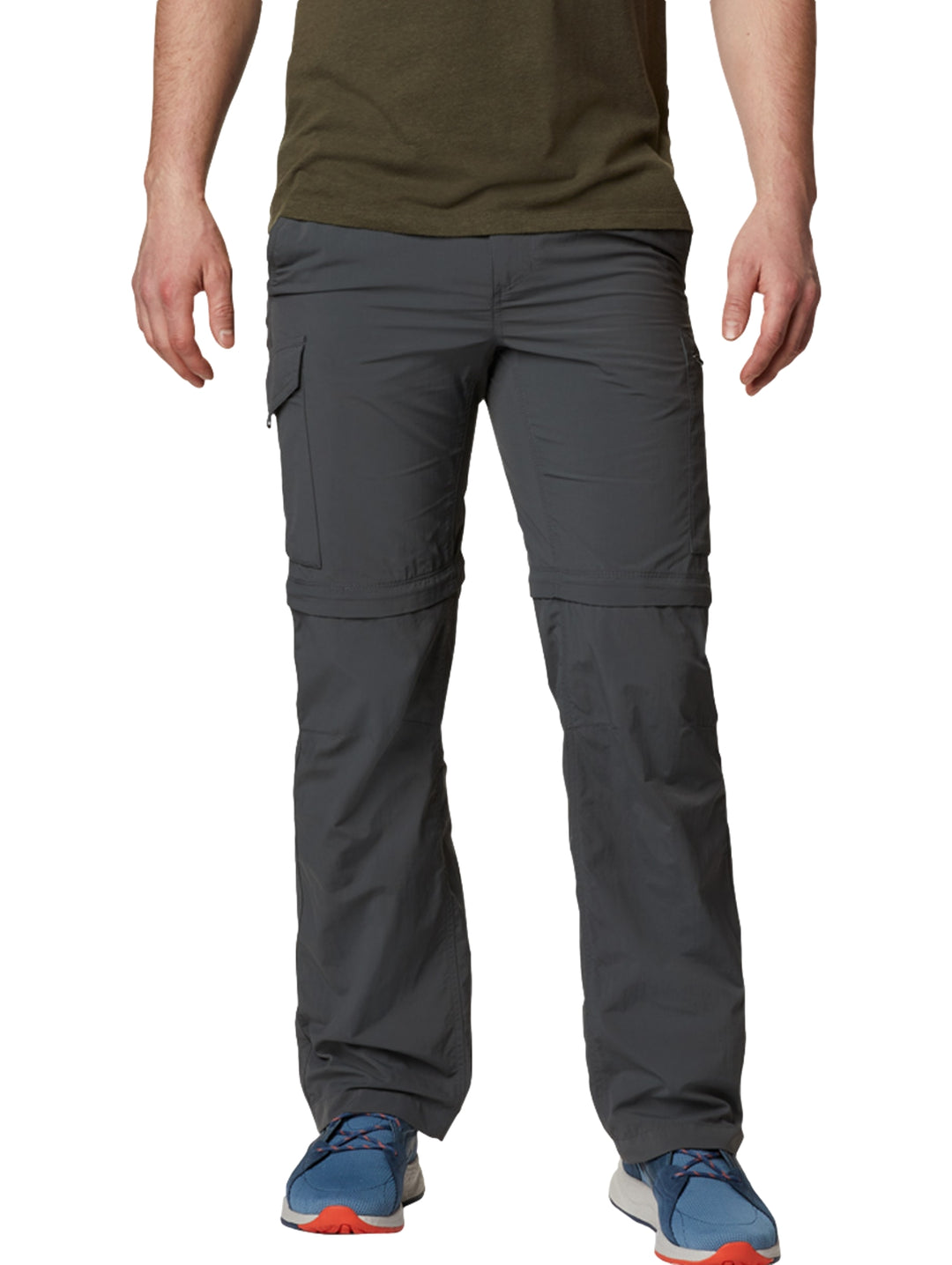 Hombre vistiendo pantalón convertible Columbia color gris Grill, ideal para senderismo y actividades al aire libre.