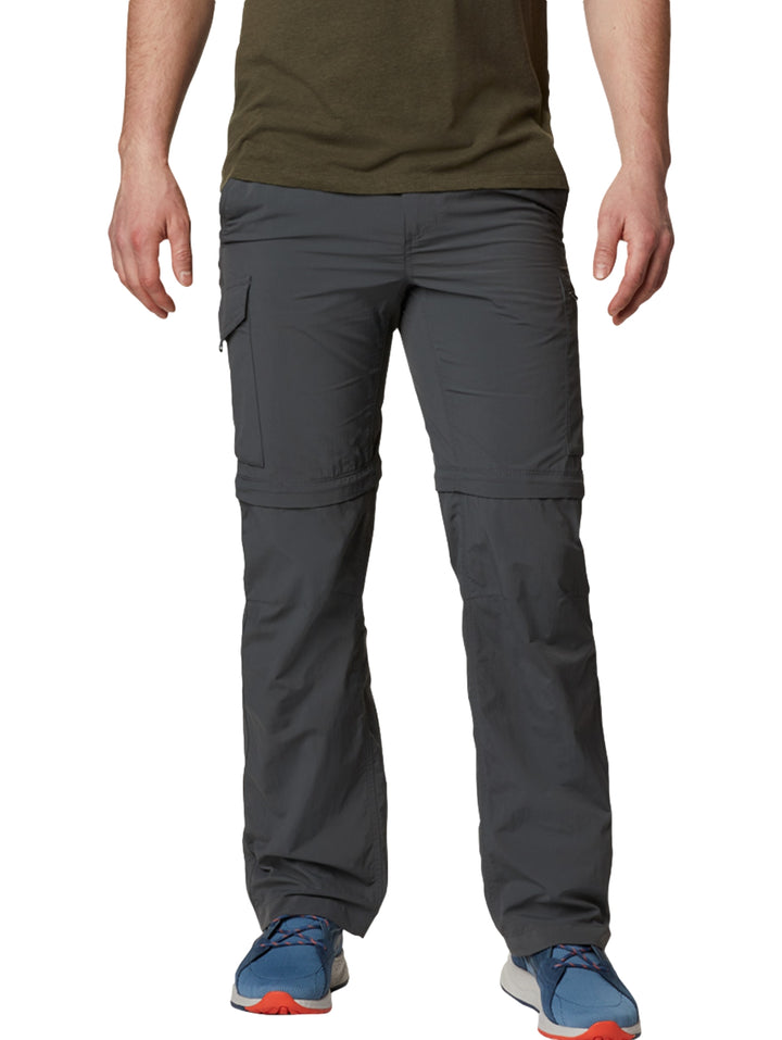 Hombre vistiendo pantalón convertible Columbia color gris Grill, ideal para senderismo y actividades al aire libre.