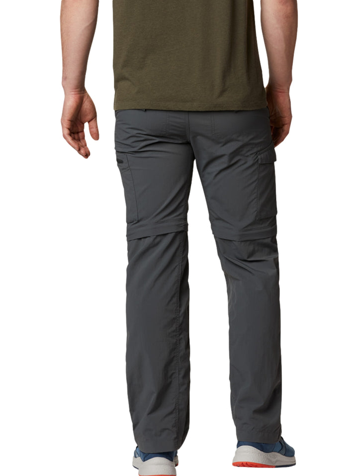 Hombre vistiendo pantalón convertible Columbia color gris Grill, ideal para senderismo y actividades al aire libre.