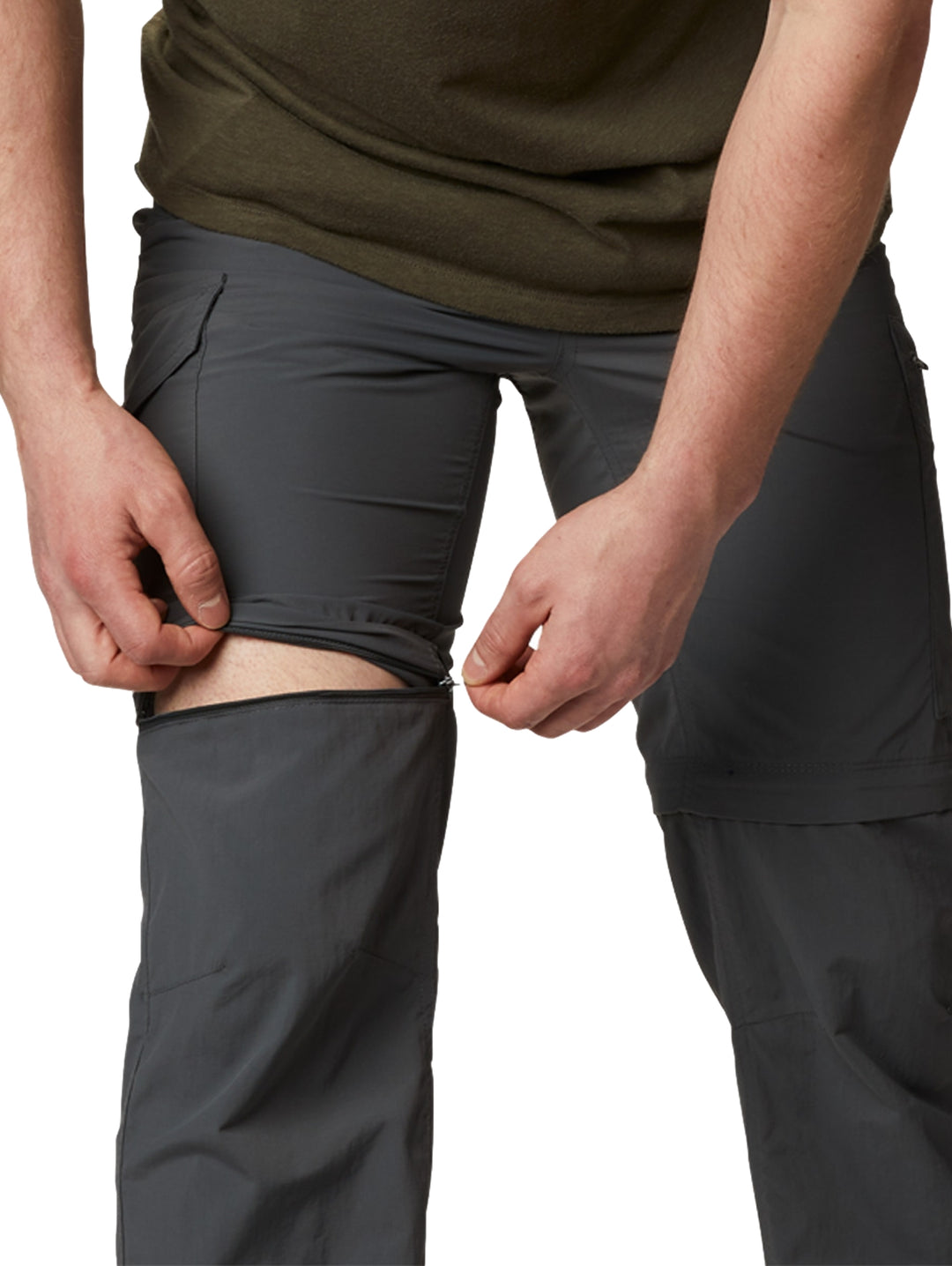 Hombre vistiendo pantalón convertible Columbia color gris Grill, ideal para senderismo y actividades al aire libre.