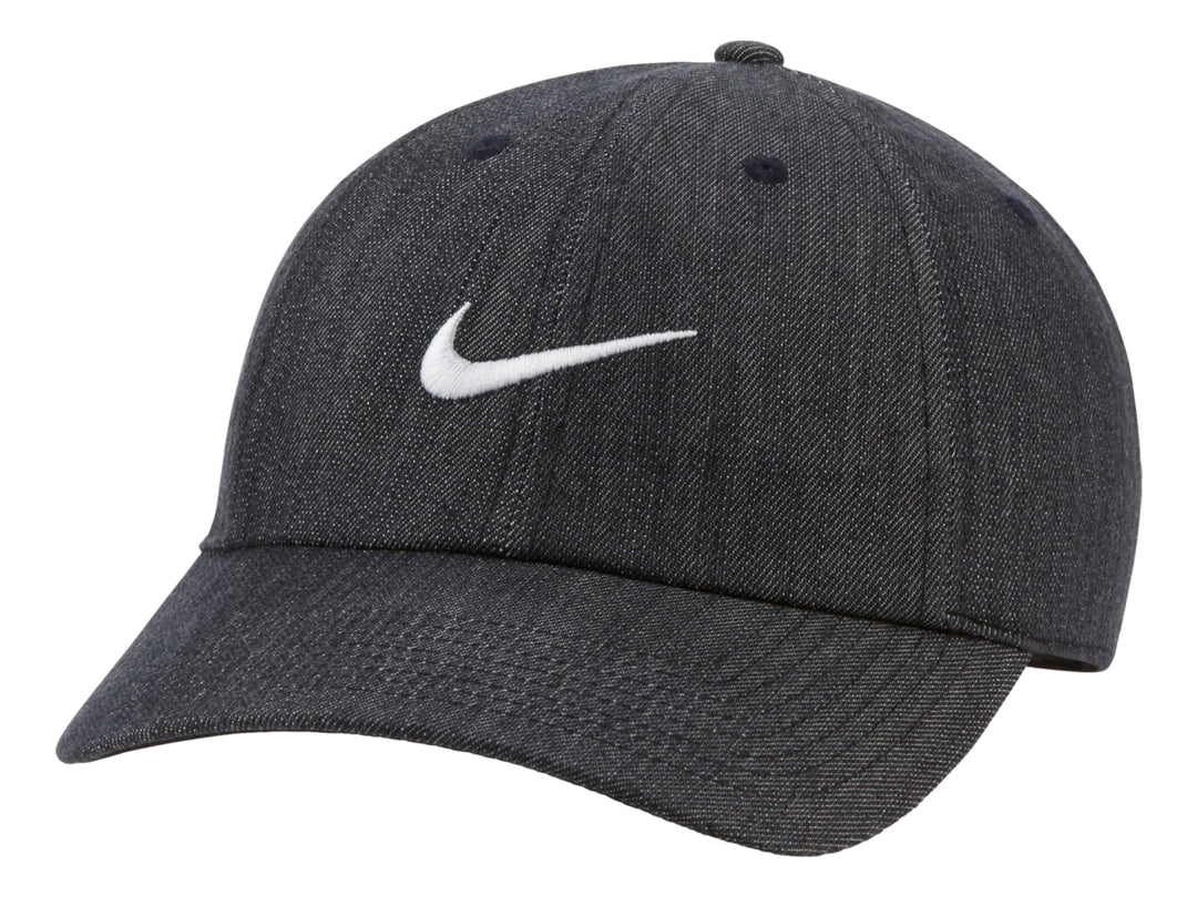 Gorra Nike Sportswear H86 de color negro en tela denim con el logo Swoosh blanco al frente.