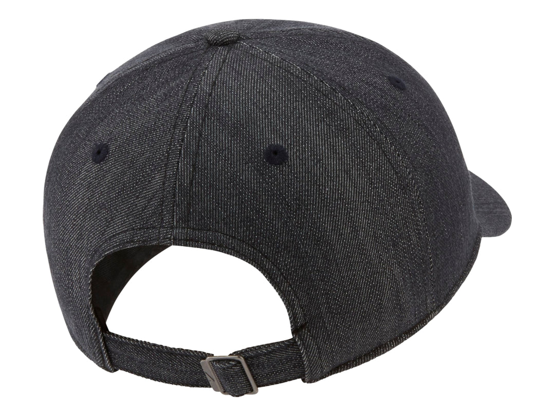 Gorra Nike Sportswear H86 de color negro en tela denim con el logo Swoosh blanco al frente.