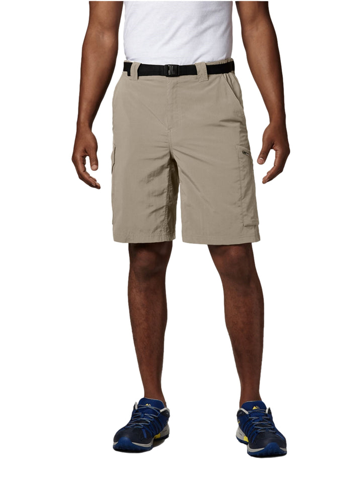 Hombre vistiendo pantalones cortos tipo cargo color beige de la marca Columbia.