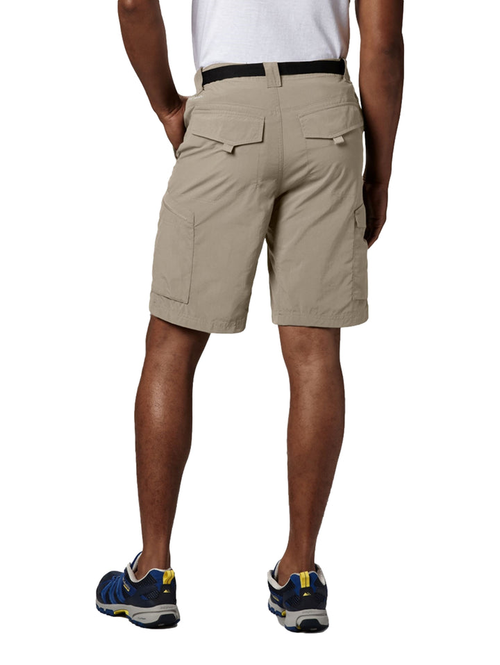 Hombre vistiendo pantalones cortos tipo cargo color beige de la marca Columbia.