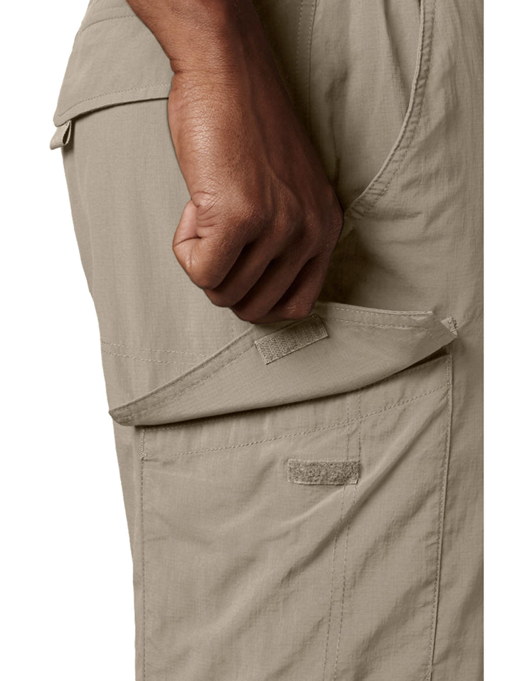 Hombre vistiendo pantalones cortos tipo cargo color beige de la marca Columbia.