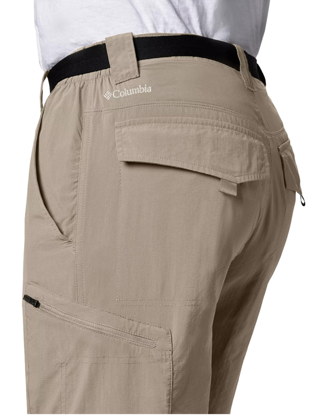 Hombre vistiendo pantalones cortos tipo cargo color beige de la marca Columbia.