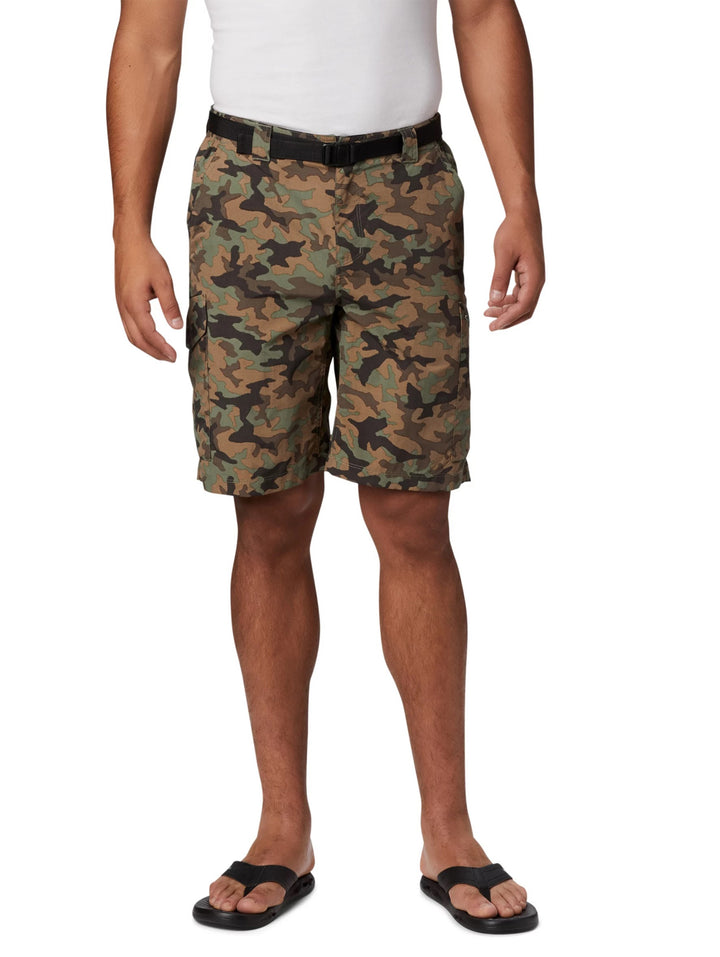 Hombre usando shorts cargo Columbia con estampado de camuflaje en tonos verdes y marrones.
