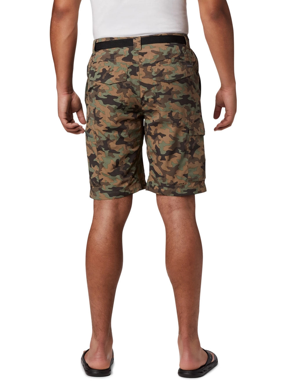 Hombre usando shorts cargo Columbia con estampado de camuflaje en tonos verdes y marrones.