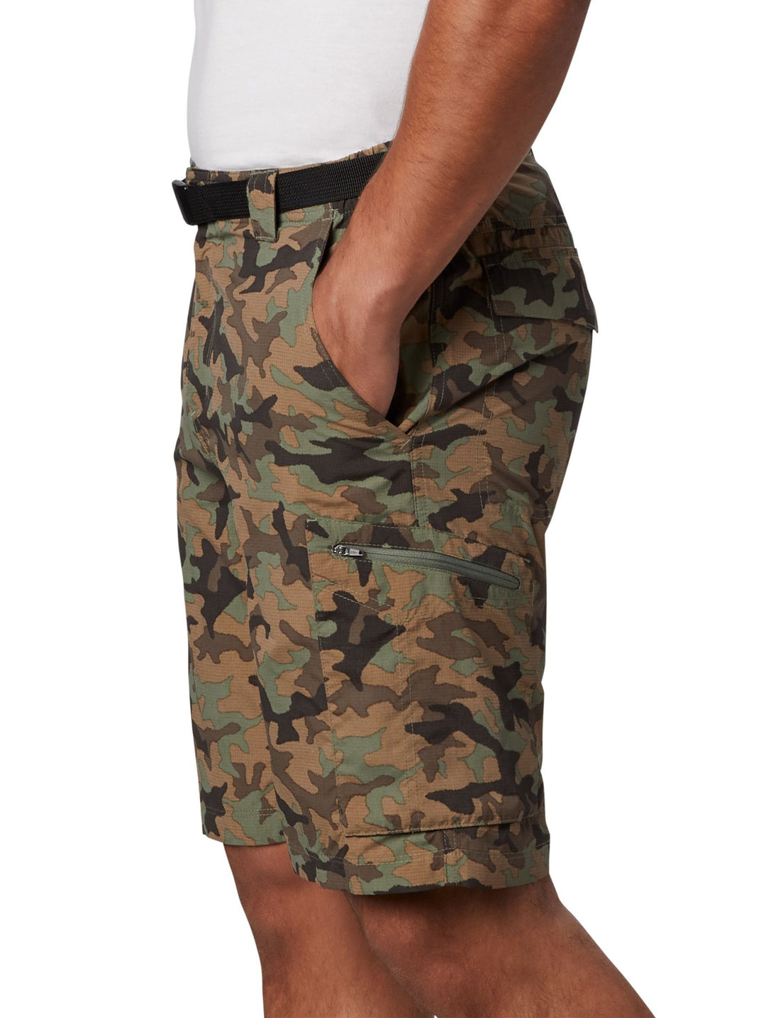 Hombre usando shorts cargo Columbia con estampado de camuflaje en tonos verdes y marrones.
