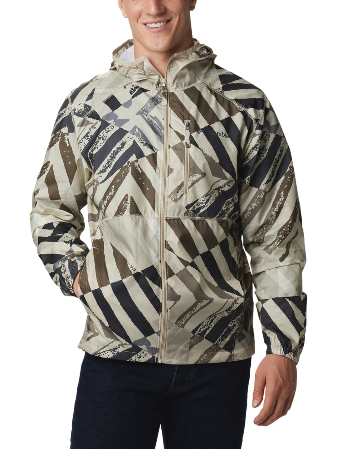 Rompevientos Columbia para Hombre con estampado geométrico en tonos beige, café y gris oscuro.
