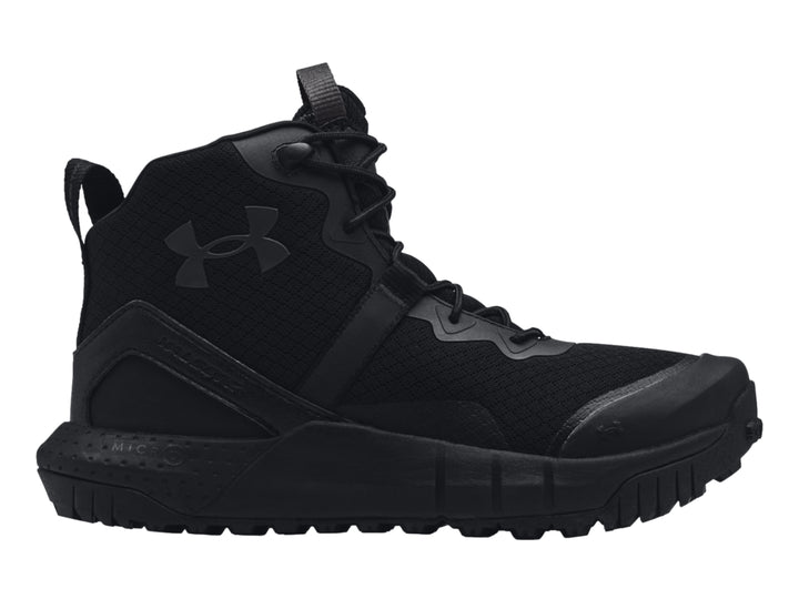 Bota deportiva Under Armour de color negro, corte medio con suela robusta y textura de malla.