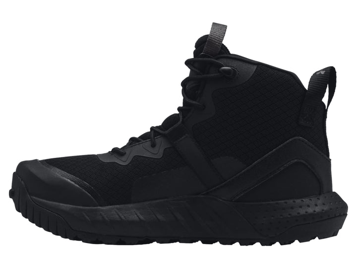 Bota deportiva Under Armour de color negro, corte medio con suela robusta y textura de malla.