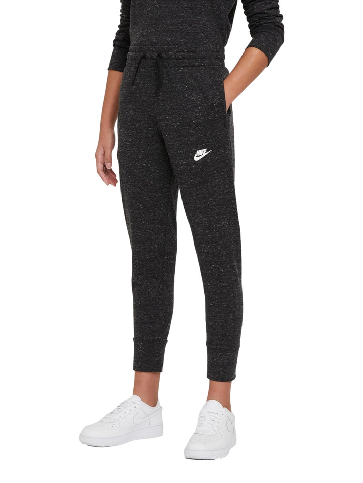 Pantalones deportivos Nike para niña en color negro jaspeado con logotipo blanco.