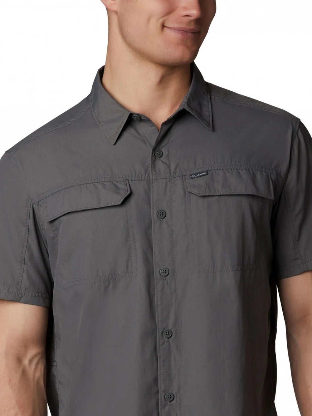 Camisa Columbia Silver Ridge de manga corta en color gris city grey para hombre.