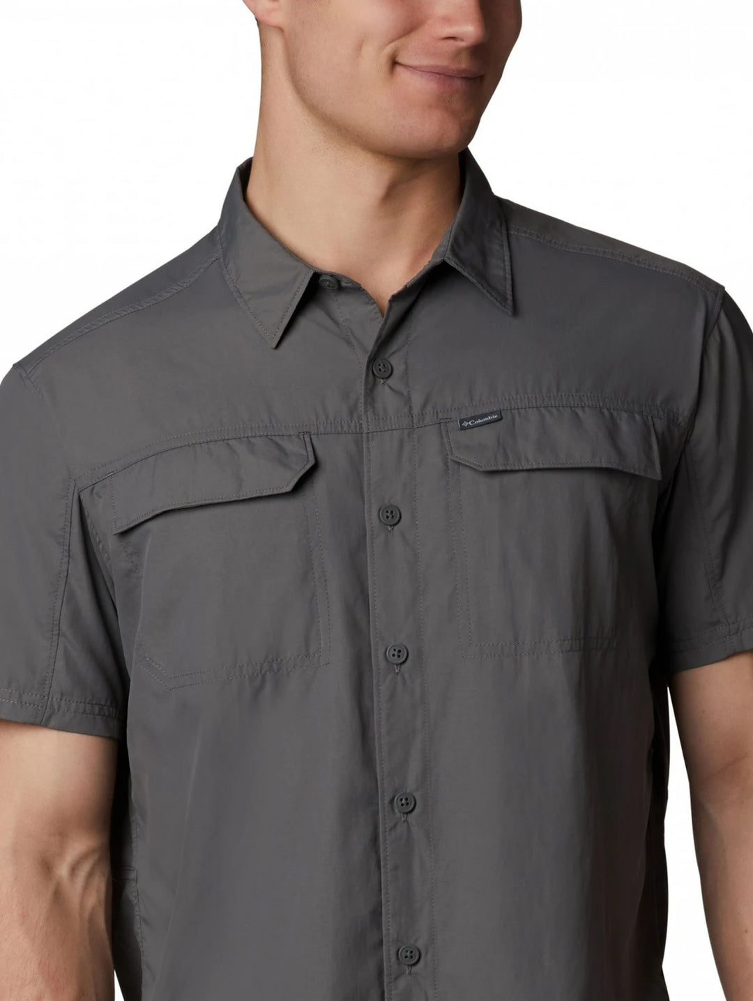Camisa Columbia Silver Ridge de manga corta en color gris city grey para hombre.