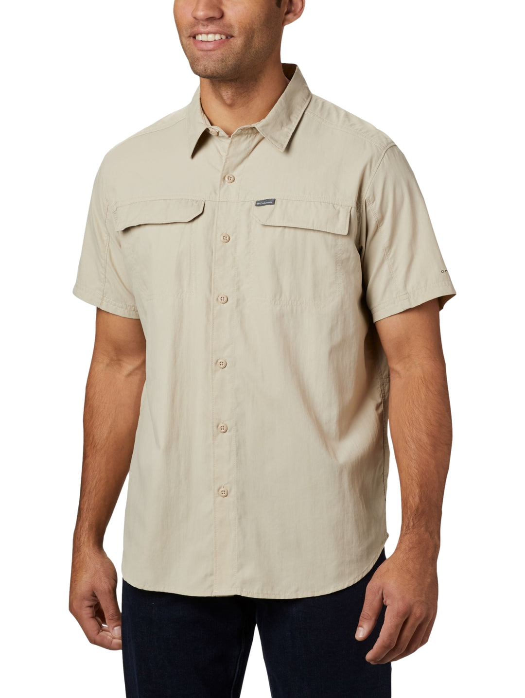 Camisa Columbia Silver Ridge de manga corta en color beige con bolsillos frontales.