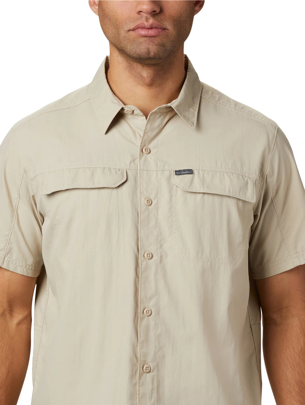 Camisa Columbia Silver Ridge de manga corta en color beige con bolsillos frontales.