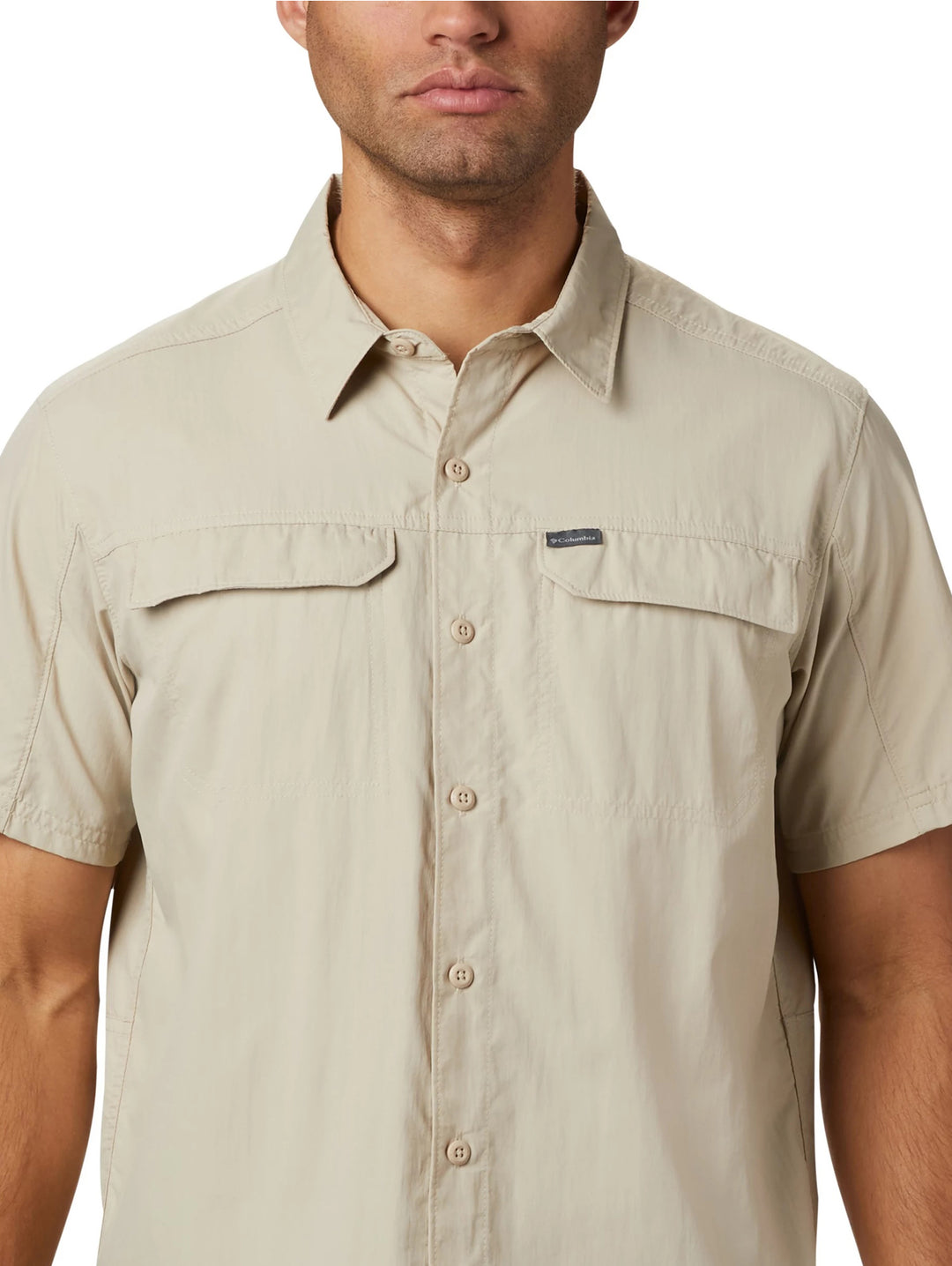Camisa Columbia Silver Ridge de manga corta en color beige con bolsillos frontales.