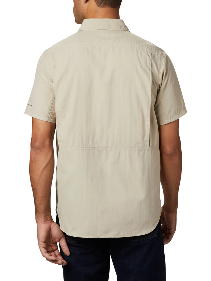 Camisa Columbia Silver Ridge de manga corta en color beige con bolsillos frontales.