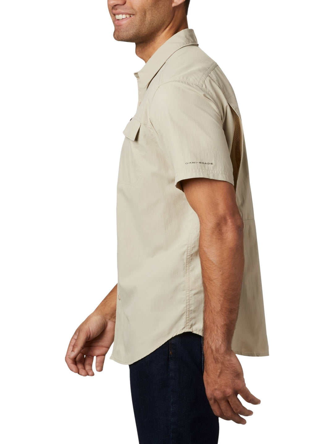 Camisa Columbia Silver Ridge de manga corta en color beige con bolsillos frontales.