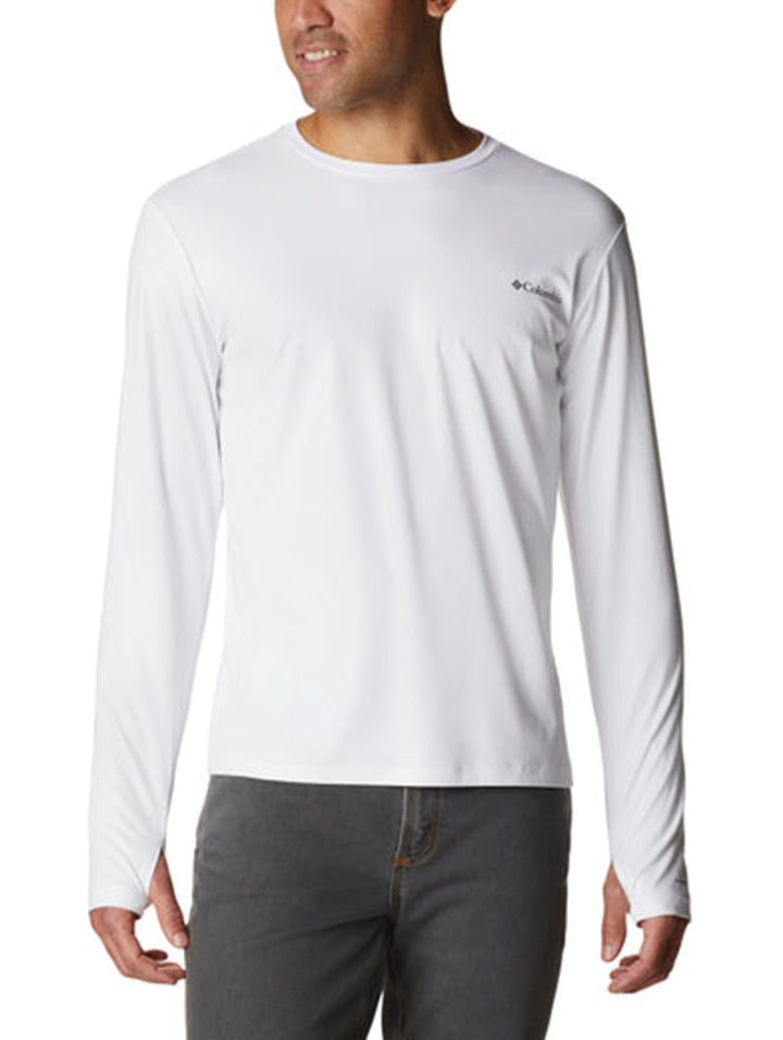 Hombre vistiendo una playera blanca de manga larga marca Columbia.