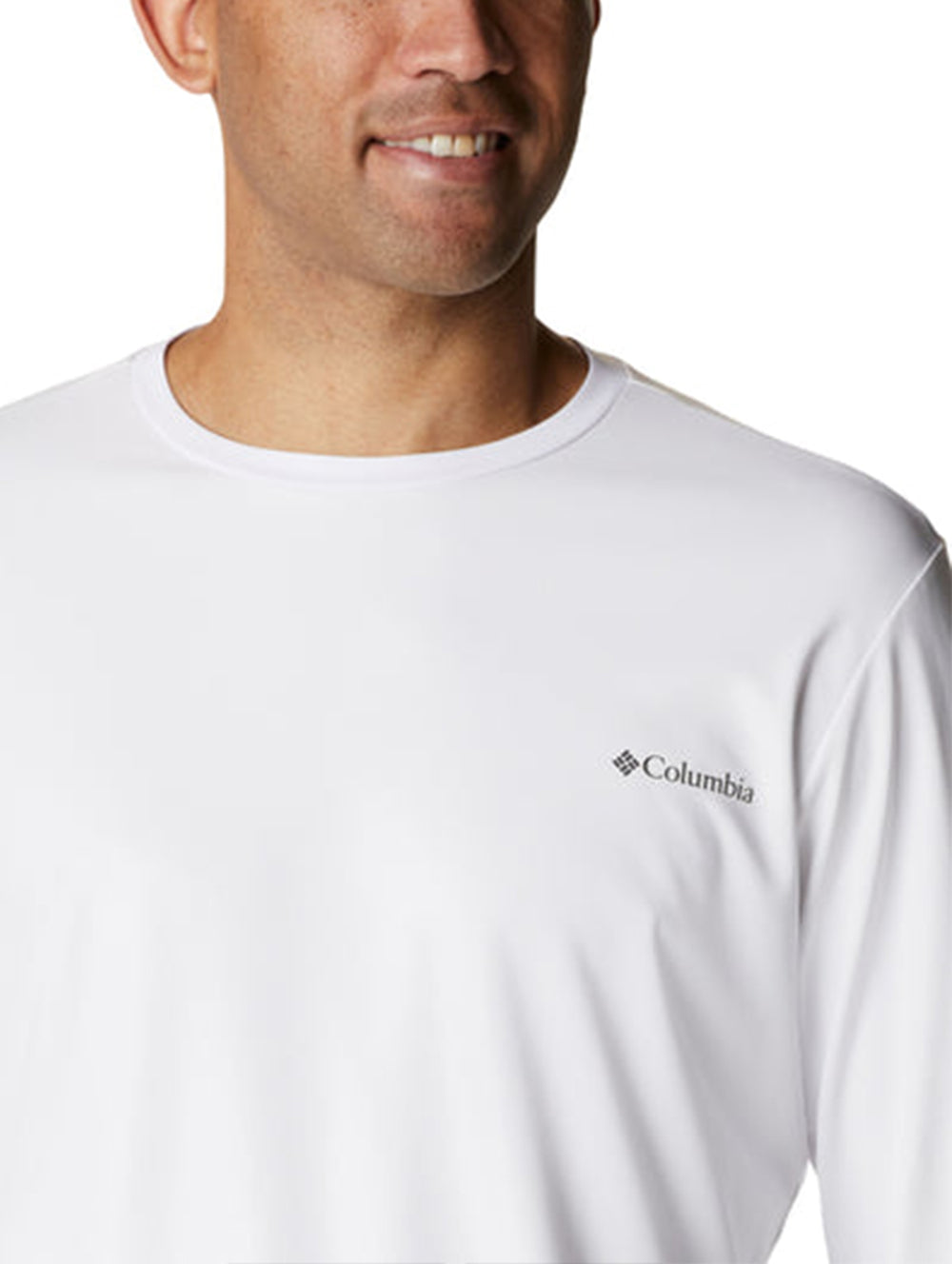 Hombre vistiendo una playera blanca de manga larga marca Columbia.