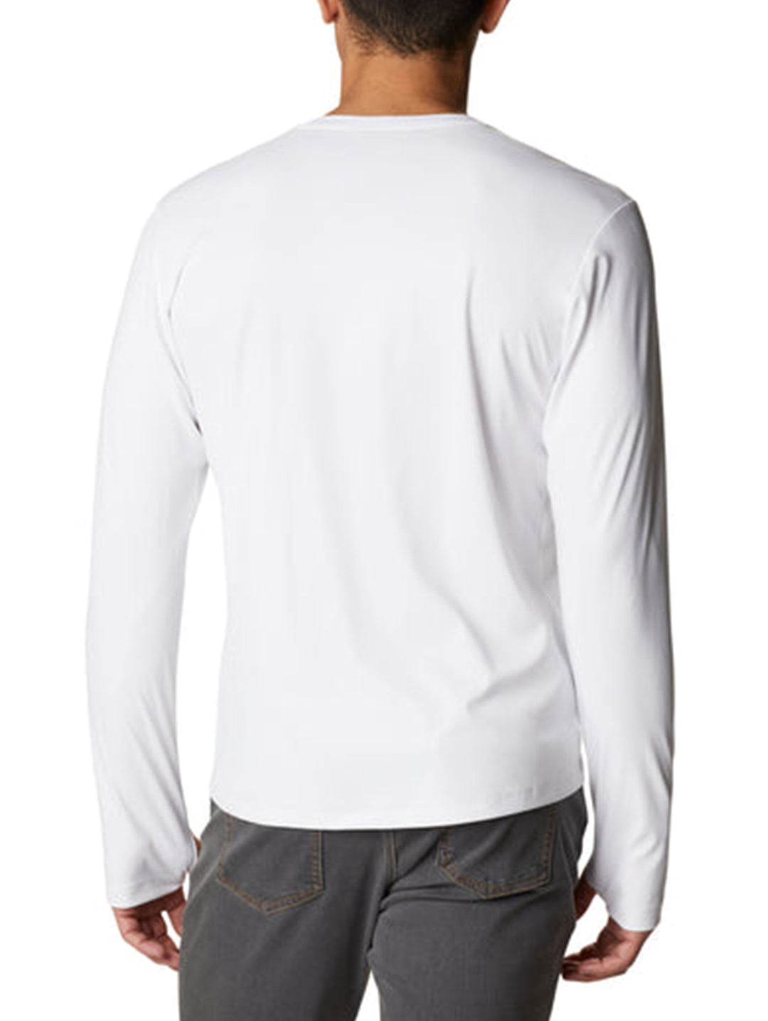Hombre vistiendo una playera blanca de manga larga marca Columbia.