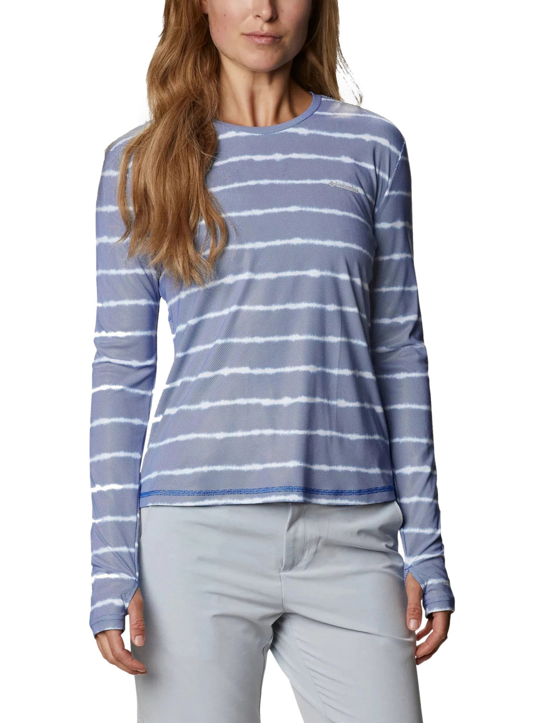 Camiseta Columbia de manga larga en color azul con rayas blancas estilo tie dye para mujer.