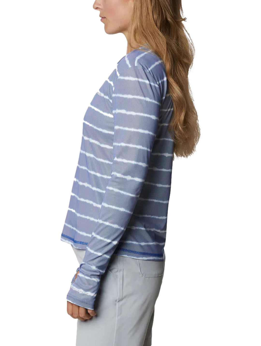 Camiseta Columbia de manga larga en color azul con rayas blancas estilo tie dye para mujer.