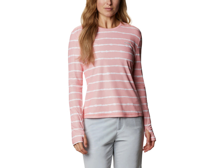 Camiseta deportiva Columbia de manga larga color salmón con rayas blancas horizontales.